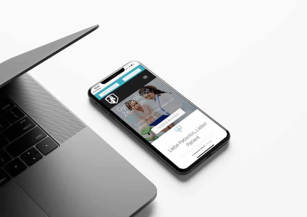 Referenzbeispiel: Website-Darstellung auf Laptop und Smartphone